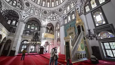 Valide-i Cedid Camisi: Osmanlı Mimarisi ve Lale Devri'nin Buluşması