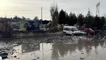 İzmir Buca'da şantiyedeki çöpler yağmur sularıyla yola dağıldı