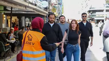 LÖSEV Gönüllüleri İzmir'de Yürüyüş Düzenledi