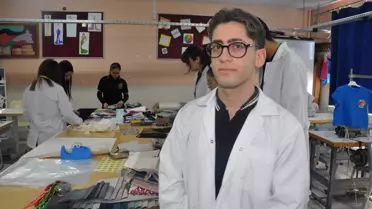 Öğrenciler Atık Kumaştan Seccade Dikiyor
