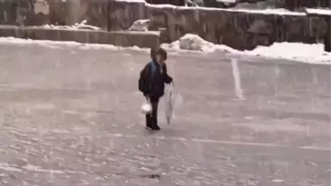 Kar altında İstiklal Marşı'nı okuyan çocuk yürekleri ısıttı