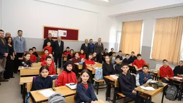Karabük'te sınıf başkanı seçilen öğrencinin vaadiyle Eskipazar Belediye Başkanı Cıva okula geldi