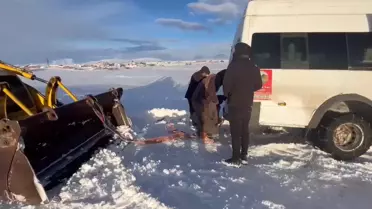 Kars'ta Servis Aracı Tipiyle Kara Saplandı