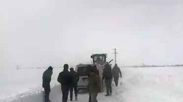 Kars'ta Olumsuz Hava Koşulları 12 Aracı Mahsur Bıraktı