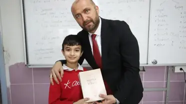 Kaş'ta öğrencinin Türk bayrağı hassasiyeti ödüllendirildi