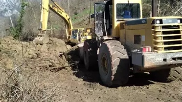 Cide'de Heyelan Kapanan Yol Açıldı