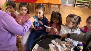 Öğrencilerden Kandil Simidi Dağıtımı