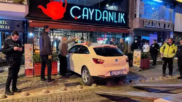 İzmit'te Kafeteryaya Otomobil Girdi, 2 Yaralı