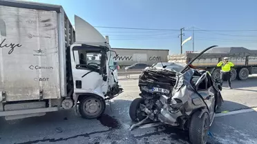 Gebze'de Kamyonet-Otomobil Çarpıştı