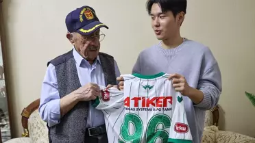Süper Lig'in Güney Koreli futbolcusundan 96 yaşındaki Kore gazisine sürpriz ziyaret