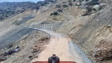 Kozluk'ta Heyelanlar Nedeniyle Kapanan Yollar Açıldı
