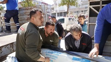 Kumluca'da Hortumdan Etkilenen Çiftçilere Destek