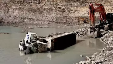 Kamyon Devrildi, Sürücü Hayatını Kaybetti