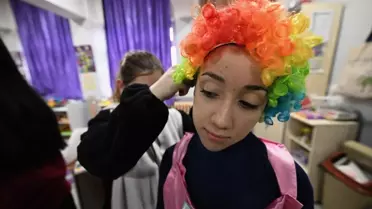 Kız Öğrencilerden Eğlenceli Tiyatro Aktiviteleri