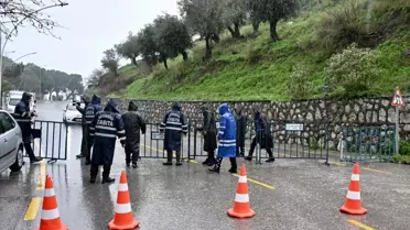 Manisa'da Yol Çöktü, Trafiğe Kapandı