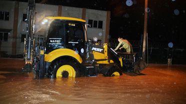Turgutlu'da Şiddetli Yağış Hayatı Felç Etti