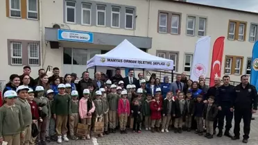 Manyas'ta Öğrencilere Fidan Dağıtıldı