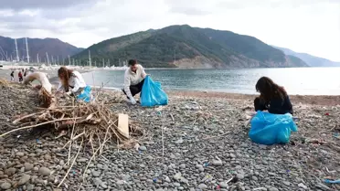 Marmaris'te Gönüllü Gençler Temizlik Yaptı