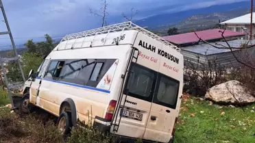 Minibüs Elektrik Direğine Çarptı: 5 Yaralı