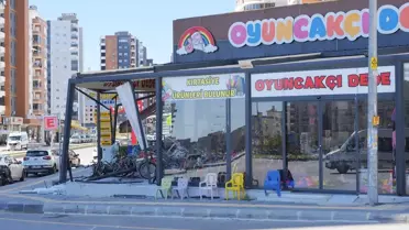 Mersin'de Minibüs Oyuncak Dükkanına Girdi