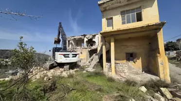 Mersin'de Metruk Bina Yıkıldı