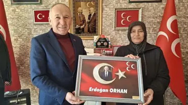 Şehit Anneden MHP İlçe Başkanına Türk Bayrağı Hediyesi