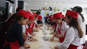 Sakarya'da Öğrenciler Pide Yaparak Ramazanı Kutladı