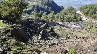 Seydikemer'de Toprak Kayması Yol Kapatladı