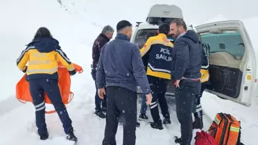 Karla Kaplı Yolda Hasta Kurtarıldı