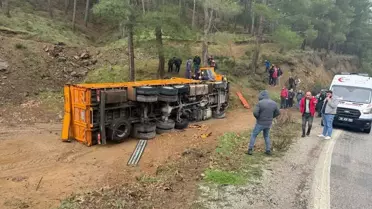 Nazilli'de Kamyon Devrildi, Sürücü Hastanede