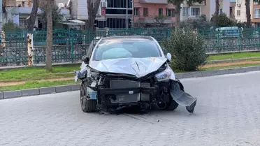 Nazilli'de Otomobil Durağa Çarptı: İki Yaralı