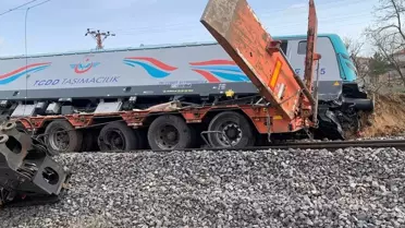 Kozaklı'da Tren-Tır Çarpıştı: İki Makinist Yaralandı