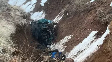 Gençlerin bulunduğu otomobil şarampole uçtu: Ölü ve yaralılar var