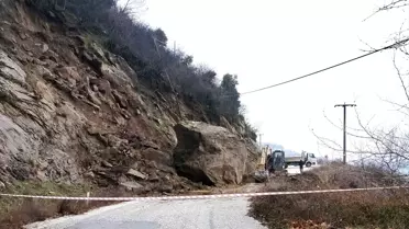 Ödemiş'te Heyelan: Yol Kapandı
