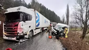 Ödemiş'te Tırla Minibüs Çarpıştı
