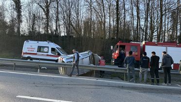 Karasu'da Hafif Ticari Araç Devrildi