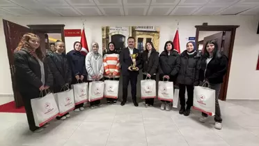 İzollu Lisesi Kız Futsal Takımı'ndan Kaymakam'a Ziyaret
