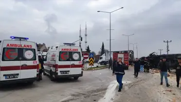 Vezirköprü'de Trafik Kazası: 19 Yaralı