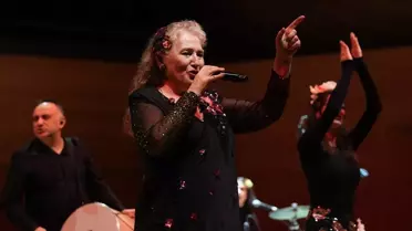 Suzan Kardeş Bahara Davet Konserinde Çaldı