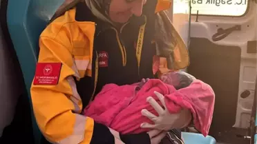 Ambulans Doğum: Hamile Kadın Sağlık Ekipleri ile Bebeğini Kucağına Aldı