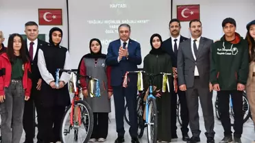 Yeşilay Haftası'nda Dereceye Giren Öğrencilere Bisiklet