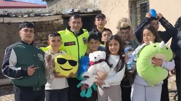 Motokurye Çocuklara Oyuncak Dağıttı