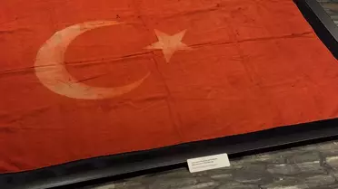 Şehit Kamil'in tabutuna örtülen Türk bayrağı müzede sergileniyor