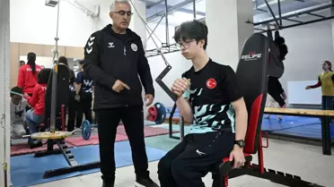 Serebral palsili Muhammed Ömer, 'bileğinin gücüyle' hayata tutundu