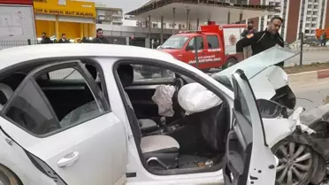 Siirt'te Otobüse Arkadan Çarpan Araçta 3 Yaralı