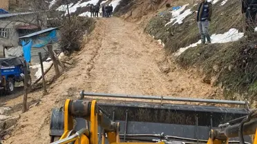 Pervari'de Karda Mahsur Kalan 15 Araç Kurtarıldı