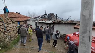 Sındırgı'da Yangın: 2 Ev Kullanılamaz Hale Geldi