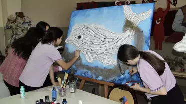 Sinop'ta öğrenciler atık malzemelerden 'Balina Aydın' rölyefi yaptı