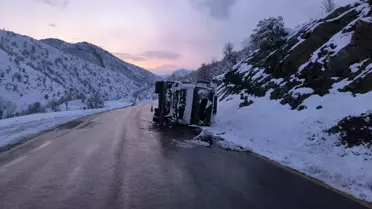 Uludere'de Kamyon Devrildi: 2 Yaralı