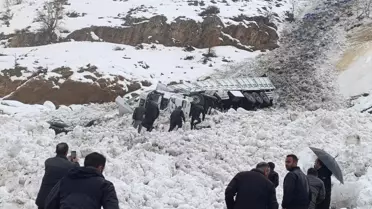 Uludere'de Çığ Düşmesi: Tır Sürücüsü Ağır Yaralı